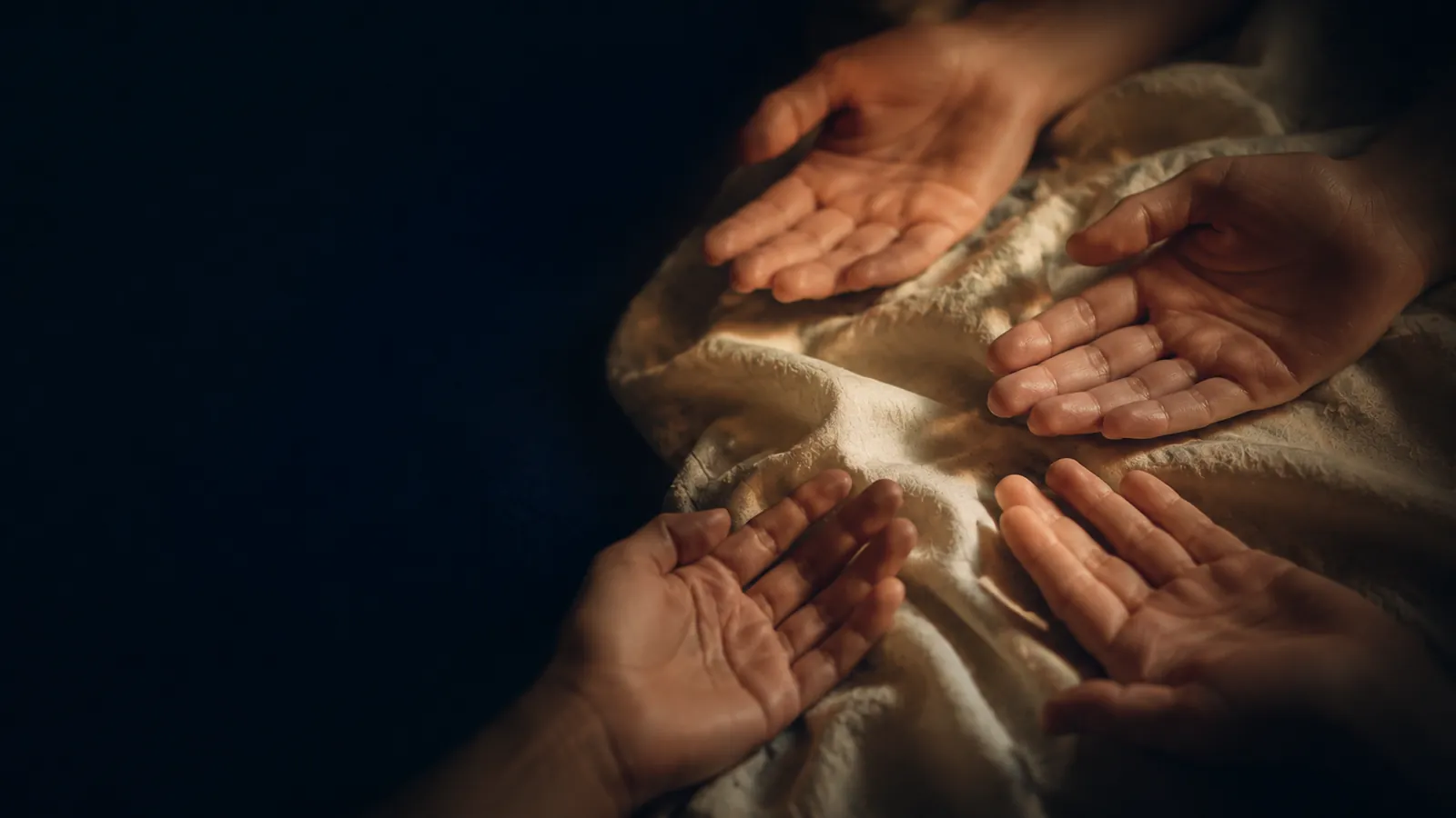 Quatre mains ouvertes sur un drap clair, image du stage À Cœur Joie