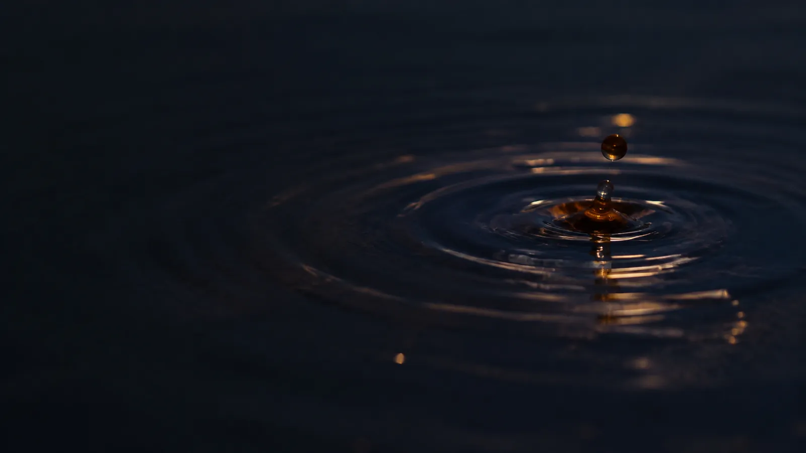 Goutte d'huile ambrée et ondes dorées, image du stage L'Ivresse de la Joie