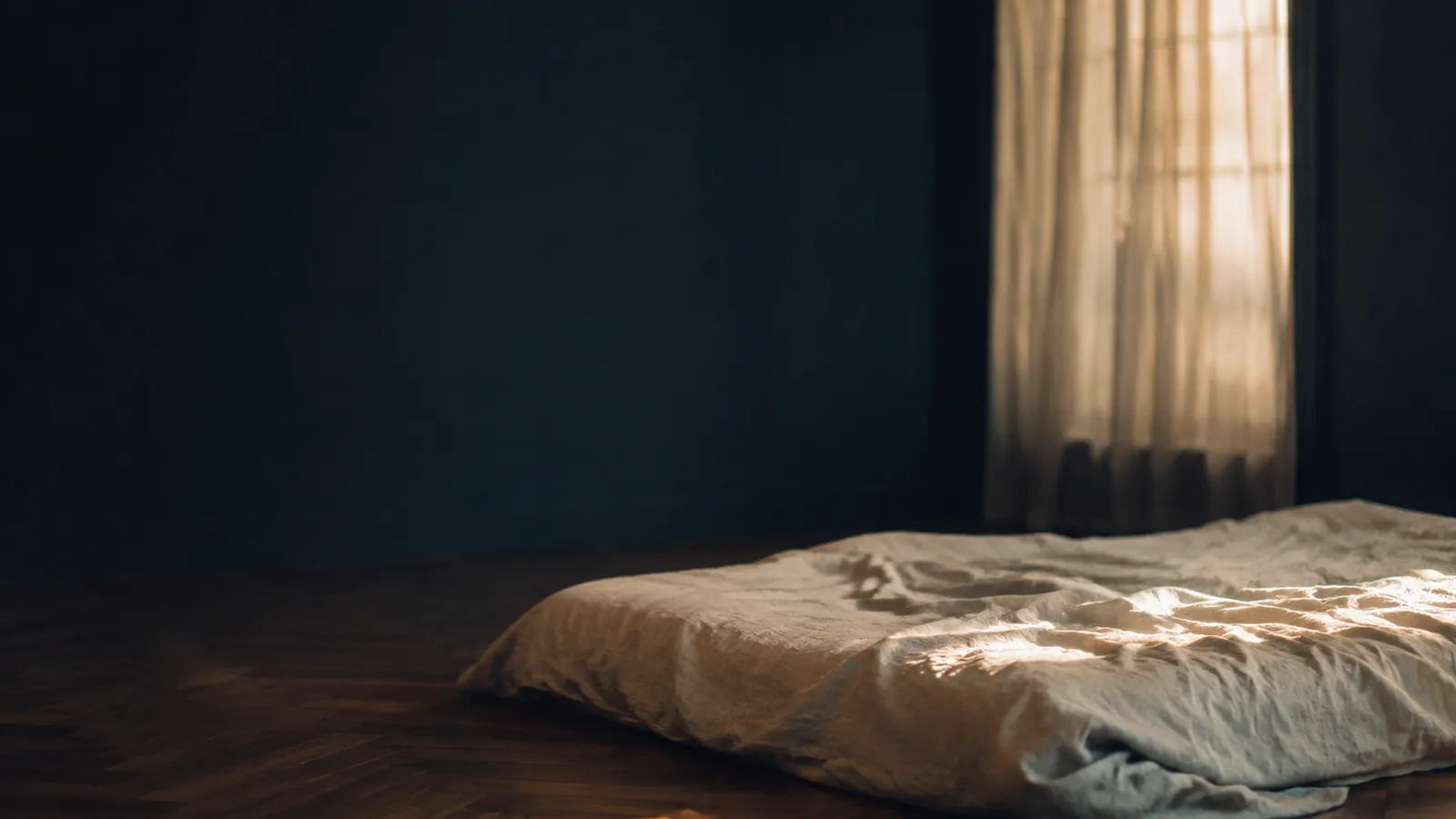 Futon et drap de lin dans une pièce feutrée, massage tantrique à Paris