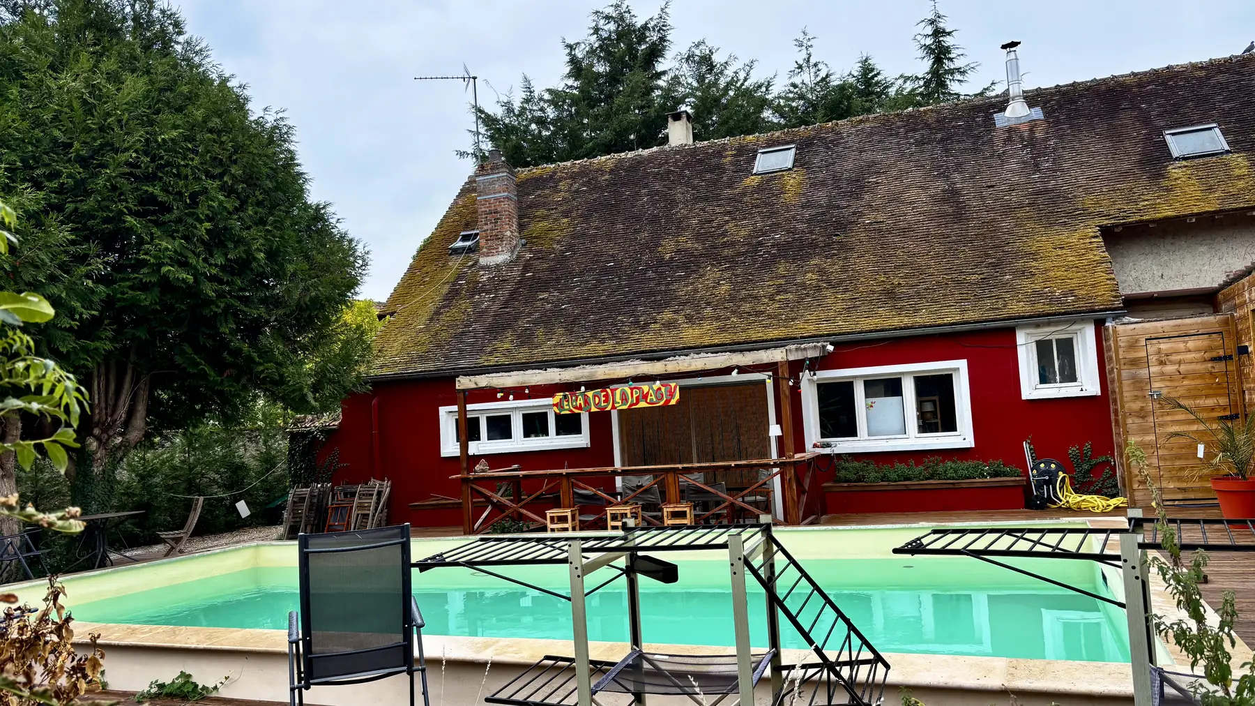 La piscine de la ferme, devant une grange rouge