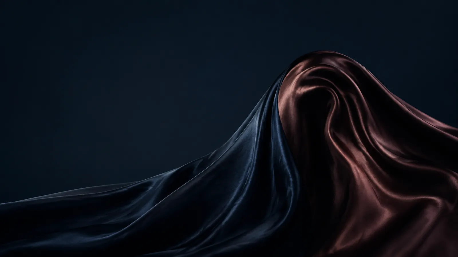 Soies bleu nuit et cuivre en mouvement, image de la sexualité tantrique
