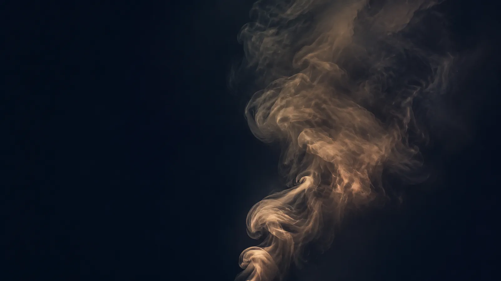 Spirale de fumée montant dans la lumière, image de la kundalini