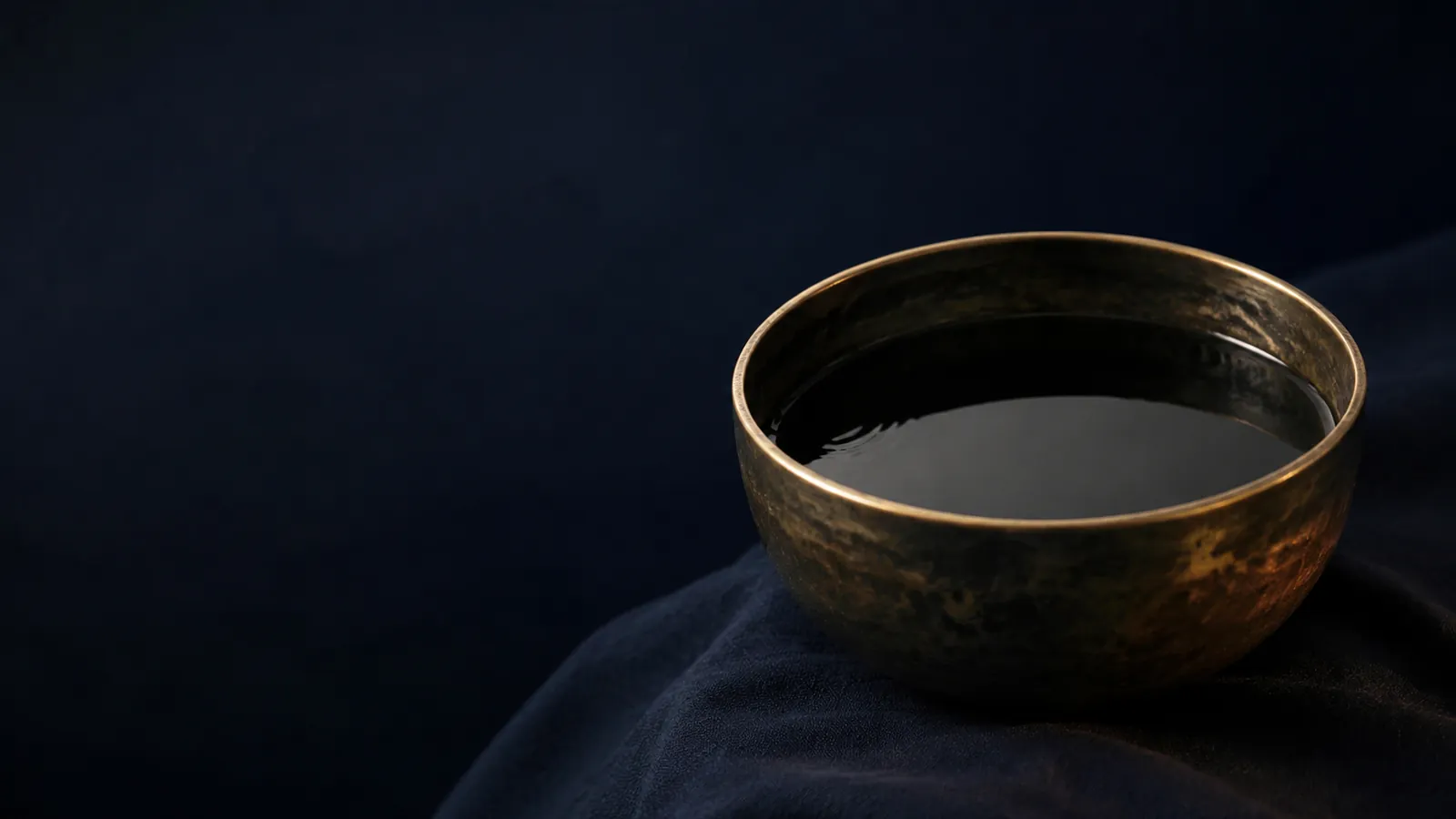 Bol tibétain en bronze sur tissu sombre, image des pratiques tantriques