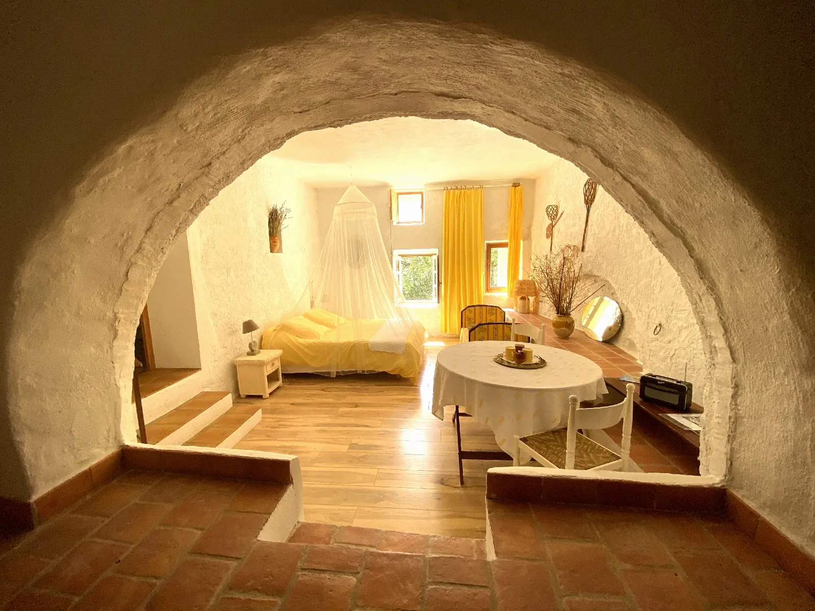 Une chambre voûtée de la bastide, pierre blanchie et tomettes