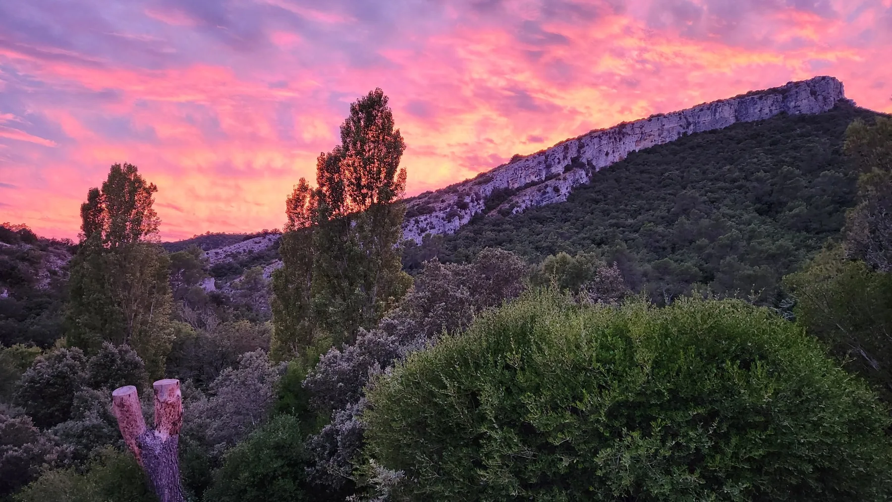 Le ciel s'embrasant au-dessus des crêtes de la Sainte-Baume