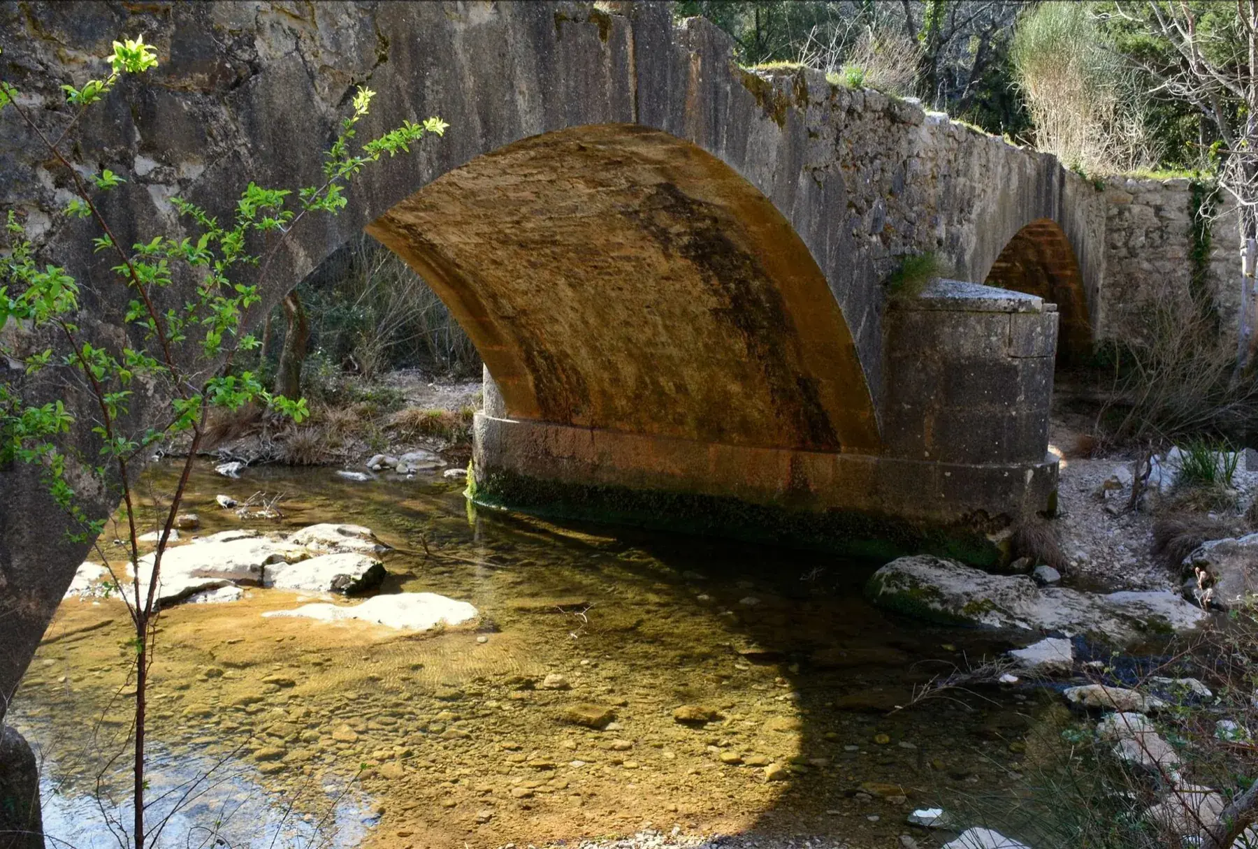Le vieux pont de Cassède, deux arches de pierre au ras du Caramy