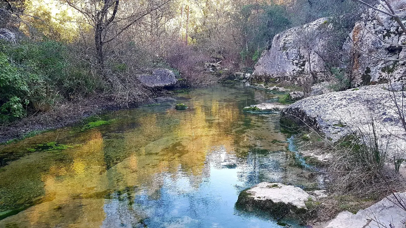 Le Caramy en hiver, reflets dorés entre les roches blanches