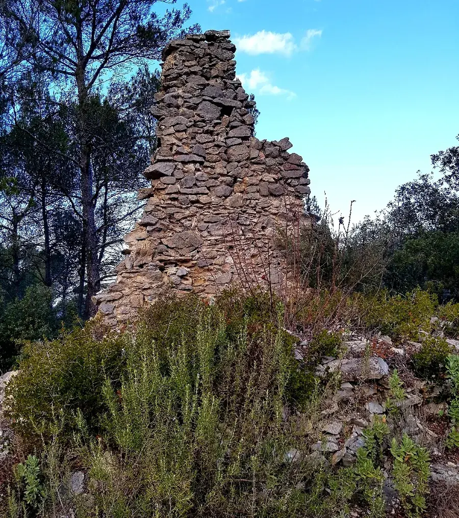 Les vestiges de la tour de guet au-dessus de la bastide